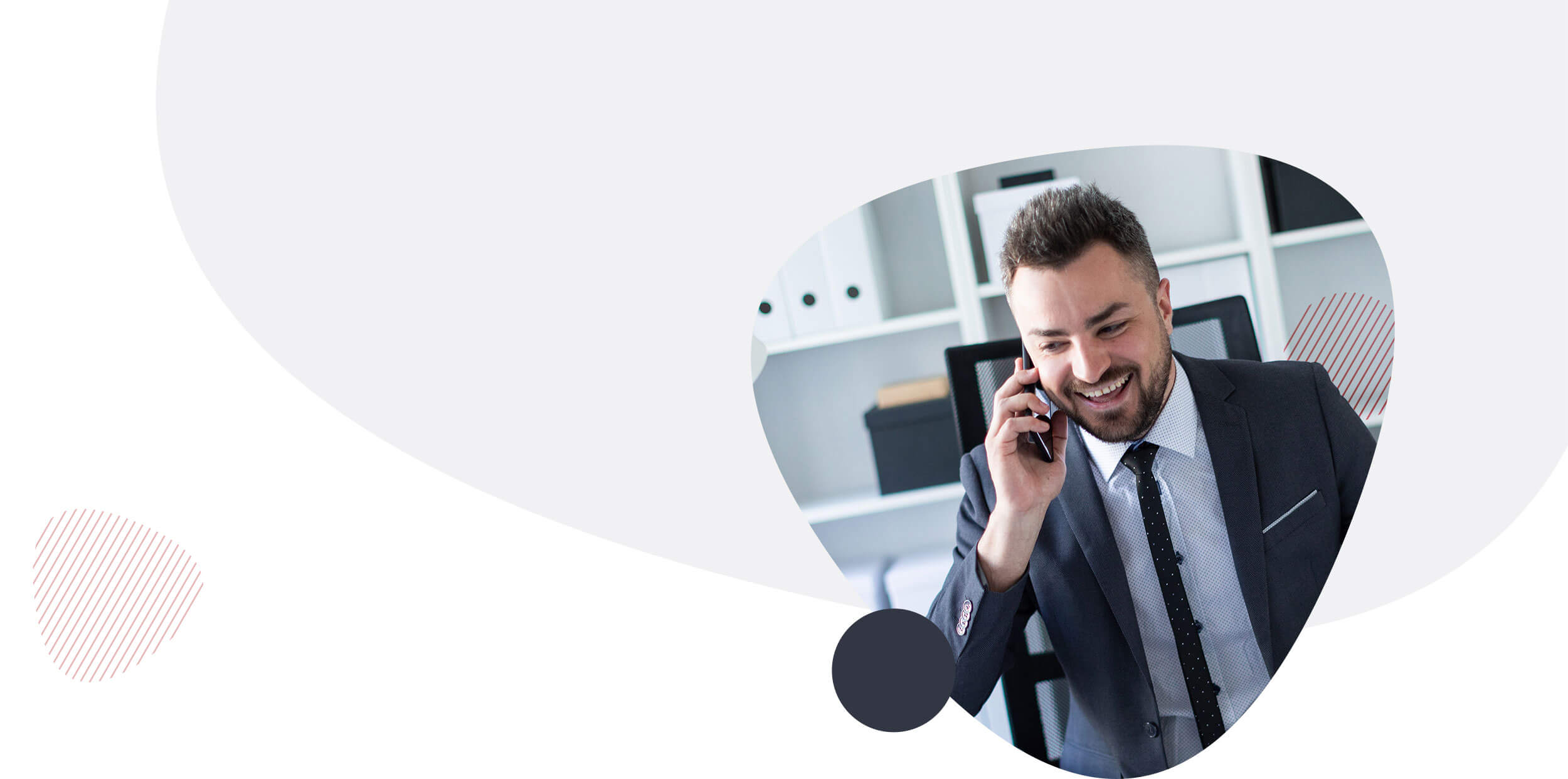 Profesional contable en oficina (imagen referencial pendiente de retrato propio del fundador).